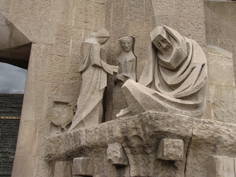 passie zijde_ontkenning petrus_sagrada familia.jpg - Detail van de de lijdensfaçade, de ontkenning door Petrus.